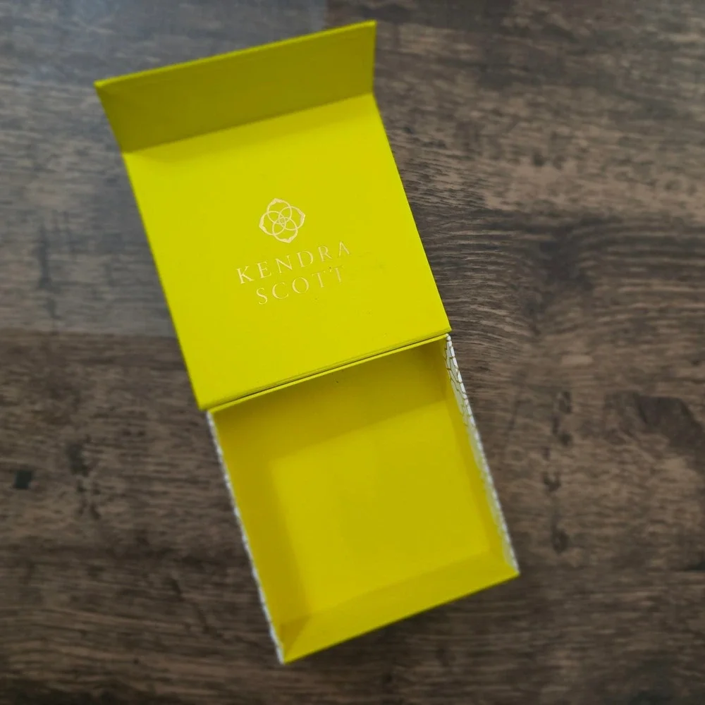 KENDRA SCOTT Jewelry Gift Box Womens Neon Yellow Gold Magnetic Closure